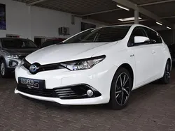 Weiß Gebraucht 2019 Toyota Auris Hybrid Team Limousine | 14.800 € (Guter Preis)