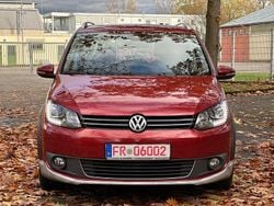 Wild cherry red metallic Gebraucht 2015 VW Touran Cross Van / Kleinbus | 9.000 € (Guter Preis)