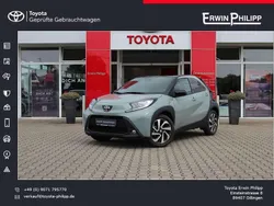 Urban khaki / schwarz Gebraucht 2024 Toyota Aygo Team Kleinwagen | 15.490 € (Fairer Preis)