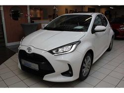 Schneeweiß Gebraucht 2023 Toyota Yaris Team Kleinwagen | 18.890 € (Fairer Preis)