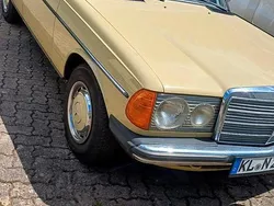 Gelb Gebraucht 1977 Mercedes 200 Limousine | 8.500 €