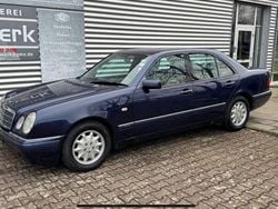 Blau Gebraucht 1996 Mercedes E300 Elegance Limousine | 16.500 €