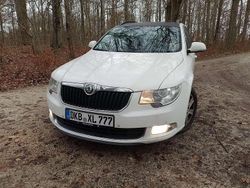 Weiß Gebraucht 2012 Skoda Superb Elegance Kombi | 7.900 € (Guter Preis)