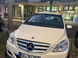 Weiß Gebraucht 2009 Mercedes 200 Limousine | 4.850 € (Guter Preis)