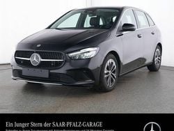 Lack kosmosschwarz Gebraucht 2024 Mercedes B180 Progressive Van / Kleinbus | 30.750 € (Guter Preis)