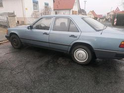 Blau Gebraucht 1986 Mercedes E230 Limousine | 3.850 €