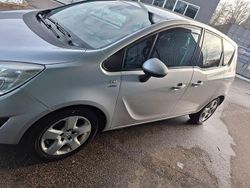 Silber Gebraucht 2013 Opel Meriva Active Van / Kleinbus | 3.499 € (Fairer Preis)