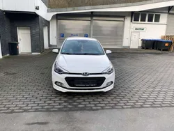 Weiß Gebraucht 2016 Hyundai i20 Passion Limousine | 7.990 € (Fairer Preis)