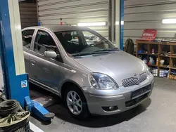 Silber Gebraucht 2006 Toyota Yaris Kleinwagen | 2.950 €
