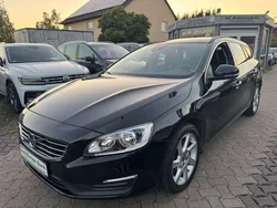 Schwarz Gebraucht 2015 Volvo V60 Momentum Kombi | 11.999 € (Fairer Preis)