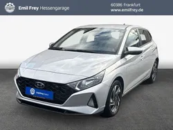 Sleek silver metallic Gebraucht 2023 Hyundai i20 Trend Kleinwagen | 17.950 € (Guter Preis)
