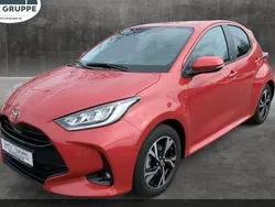 Rot Neu 2025 Toyota Yaris Hybrid Comfort Limousine | 29.590 € (Teuer)
