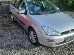 Silber Gebraucht 2001 Ford Focus Trend Limousine | 900 € (Guter Preis)