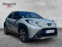 Urban khaki / black mica Gebraucht 2024 Toyota Aygo X-plore Kleinwagen | 18.490 € (Fairer Preis)