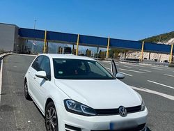 Weiß Gebraucht 2014 VW Golf VII Kleinwagen | 8.500 € (Etwas zu teuer)