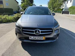 Grau Gebraucht 2019 Mercedes B220 Van / Kleinbus | 24.900 € (Guter Preis)