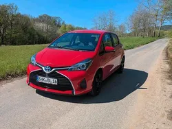 Rot Gebraucht 2015 Toyota Yaris Hybrid Kleinwagen | 8.600 €