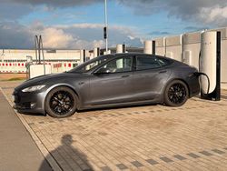 Rot Gebraucht 2015 Tesla Model S Kleinwagen | 25.000 € (Teuer)