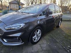 Grau Gebraucht 2020 Ford S-MAX Titanium Van / Kleinbus | 22.990 € (Teuer)