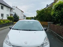 Weiß Gebraucht 2014 Peugeot 208 Kleinwagen | 4.990 € (Guter Preis)