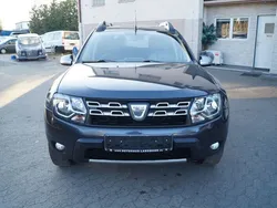 Grau Gebraucht 2014 Dacia Duster Lauréate SUV | 8.890 € (Etwas zu teuer)