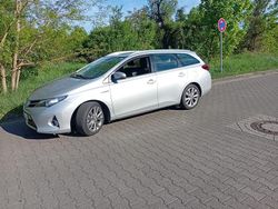 Silber Gebraucht 2015 Toyota Auris Hybrid Kombi | 13.999 € (Fairer Preis)