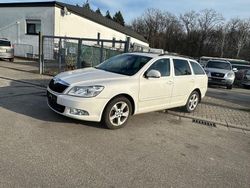 Weiß Gebraucht 2012 Skoda Octavia Ambition Kombi | 3.499 € (Guter Preis)
