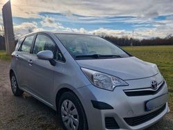 Silber Gebraucht 2011 Toyota Verso-S Van / Kleinbus | 3.990 € (Fairer Preis)