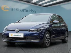 Blau Gebraucht 2023 VW Golf VIII Kleinwagen | 24.349 € (Guter Preis)