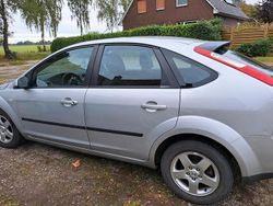 Grau Gebraucht 2007 Ford Focus Kombi | 1.300 €