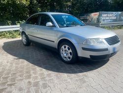 Grau Gebraucht 2003 VW Passat Limousine | 1.900 €