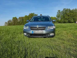 Grau Gebraucht 2011 Skoda Superb Family Kombi | 9.000 € (Fairer Preis)