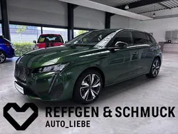 Olivgrün (metallic) Gebraucht 2024 Peugeot 308 Allure Limousine | 24.799 € (Superpreis)