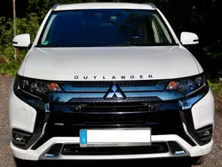 Weiß Gebraucht 2020 Mitsubishi Outlander P-HEV SUV | 21.500 € (Fairer Preis)