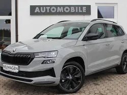 Graphitegrau metallic Neu 2025 Skoda Karoq SportLine SUV | 36.979 € (Fairer Preis)