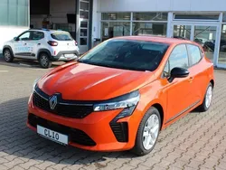 Valencia orange Neu 2025 Renault Clio V Evolution Limousine | 22.990 € (Guter Preis)