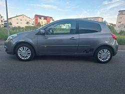 Grau Gebraucht 2010 Renault Clio II Limousine | 2.899 € (Etwas zu teuer)