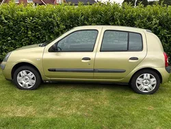 Grün Gebraucht 2004 Renault Clio II Kleinwagen | 850 € (Fairer Preis)