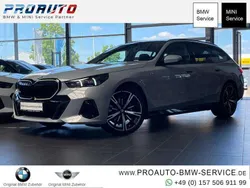 Brooklyn grau Gebraucht 2024 BMW 520 M Sport Kombi | 58.490 € (Guter Preis)