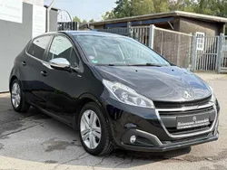 Schwarz Gebraucht 2018 Peugeot 208 Style Kleinwagen | 6.500 € (Fairer Preis)