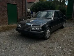 Schwarz Gebraucht 1993 Mercedes E220 Limousine | 2.500 €