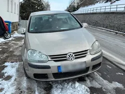Gelb Gebraucht 2004 VW Golf V Kleinwagen | 2.000 €