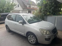 Grau Gebraucht 2009 Kia Carens Van / Kleinbus | 1.800 €