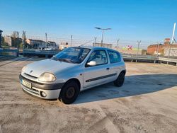 Silber Gebraucht 2000 Renault Clio II Kleinwagen | 1.000 €