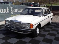 Weiß Gebraucht 1981 Mercedes E230 Limousine | 4.990 €
