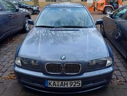Blau Gebraucht 2000 BMW 318 Limousine | 2.600 € (Fairer Preis)