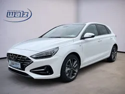 Weiss (serenity white / mic) Gebraucht 2023 Hyundai i30 Prime Limousine | 22.990 € (Fairer Preis)