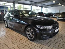 Schwarz Gebraucht 2020 BMW 320 Sport Line Kombi | 17.290 € (Fairer Preis)