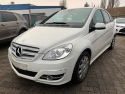 Weiß Gebraucht 2011 Mercedes B180 Van / Kleinbus | 3.990 € (Fairer Preis)