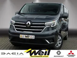 Grau Gebraucht 2024 Renault Trafic Life Van | 43.990 € (Etwas zu teuer)